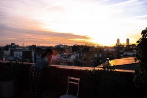 Sur les toits de Barcelone au matin, Côté Hublot