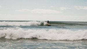 Session de surf à Martinique Beach, Nouvelle-Écosse, par Côté Hublot
