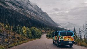 Notre van devant les montagnes canadienne